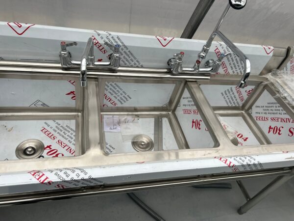 63'' CHEF Three Tub Sink with Centre Drain and No Drainboard CH-2015 - Image 4
